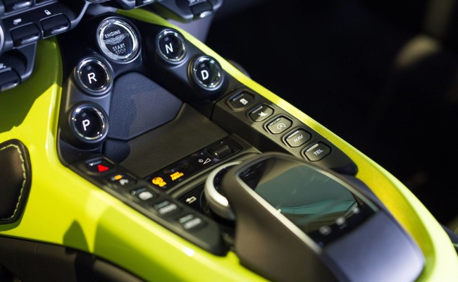 aston-martin-vantage-interieur-sandpacri